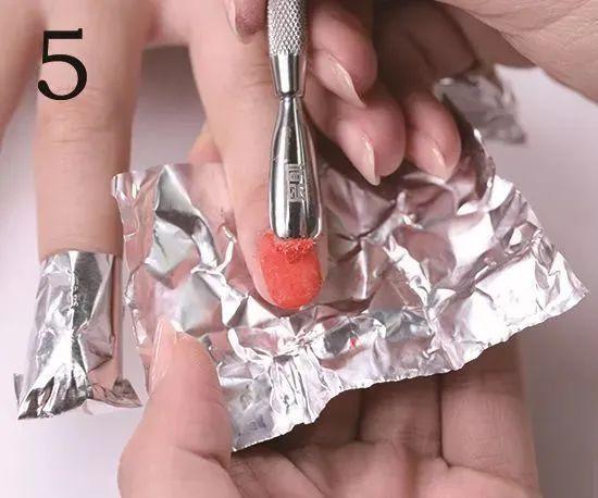 美甲怎么快速卸掉，怎么快速把美甲卸掉（最全的正确的涂甲油胶步骤——卸甲的操作步骤教程）