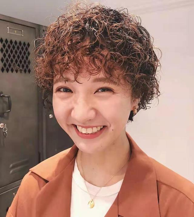 适合自然卷女生的短发，适合自然卷女生的短发图片（短发别再烫“满头卷”了）