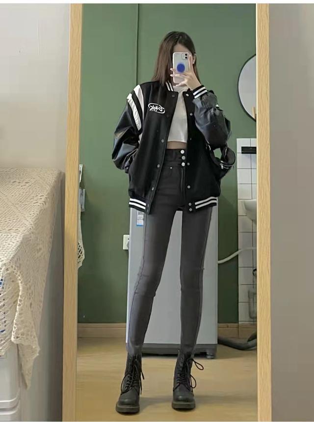 小脚运动裤配什么上衣，小脚运动裤配什么外套（小脚牛仔裤搭配什么上衣和鞋子好看）