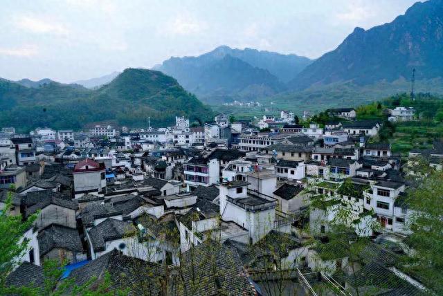 安徽绩溪县伏岭镇有2万人，这有江南第一关徽杭古道，是徽剧之源