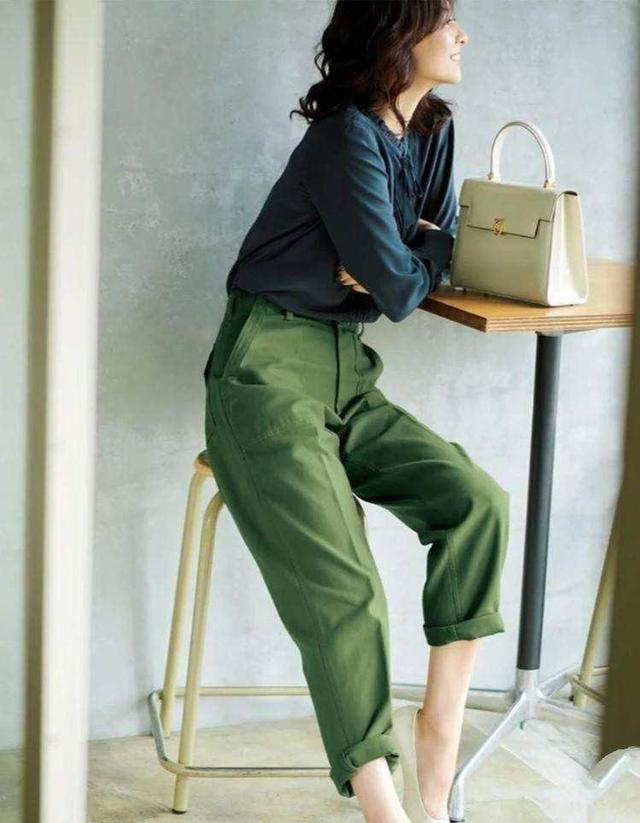 皮肤偏黑适合穿什么颜色的衣服，肤色偏黑适合穿什么颜色的衣服（肤色黝黑的中年女人）