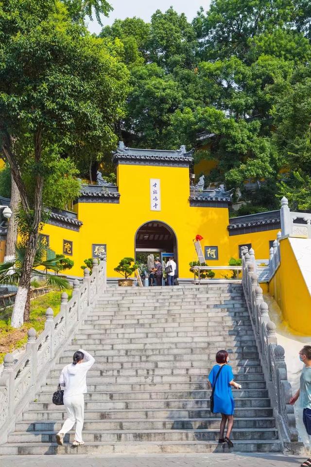 南京鸡鸣寺的历史简介，走进鸡鸣寺，感受千年历史