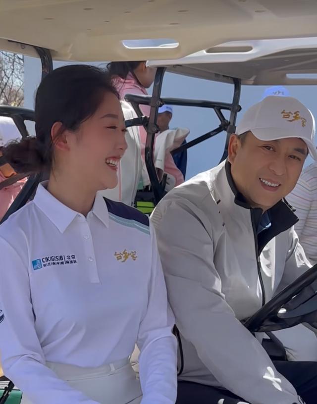 朱时茂春晚最新消息，与旗袍美女饮酒红光满面