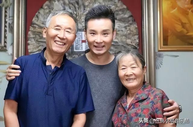 刘和刚和老婆相爱10年，刘和刚家中失窃百瓶老酒,娶小10岁娇妻儿女双全,租别墅为父母养老