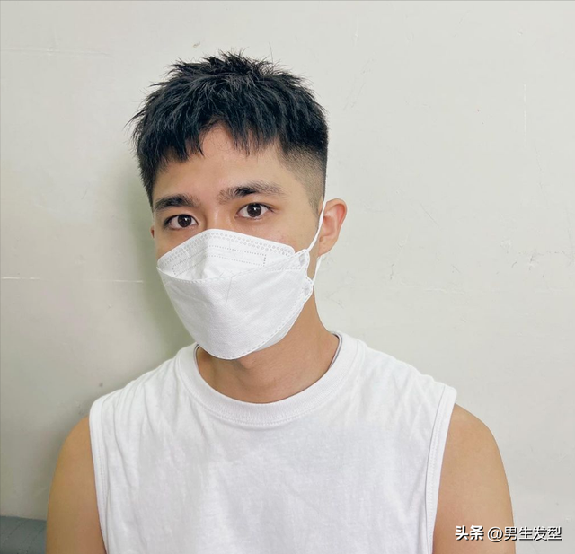 两边剃光的最帅气发型，男生两边剃光中间留长的发型（男生不要只会剪“寸头”）
