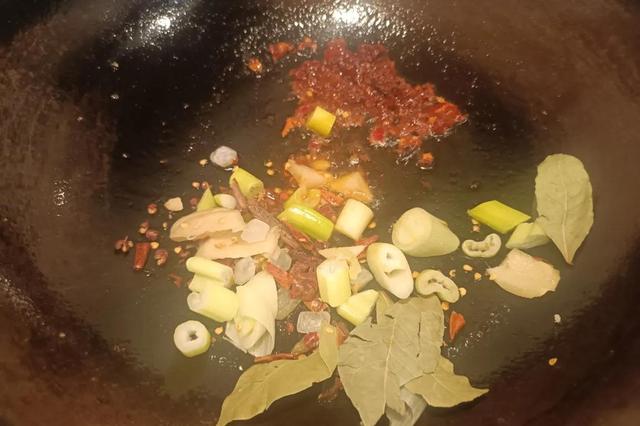 红烧土豆鸭怎样做，红烧土豆鸭怎么做（土豆胡萝卜烧鸭腿）