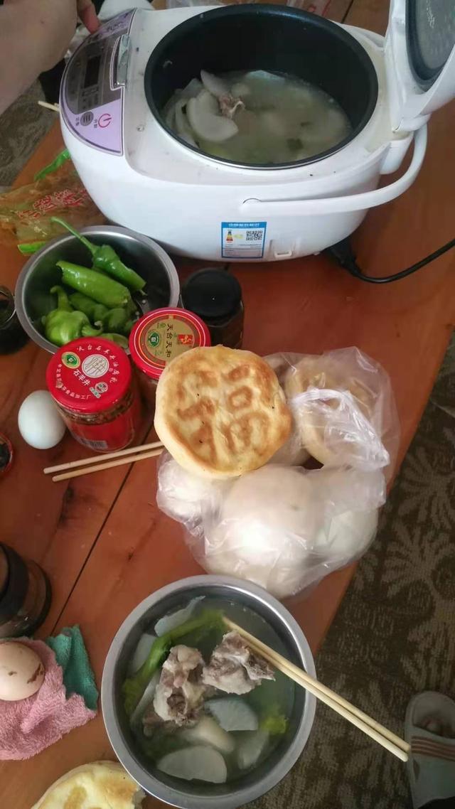 自热米饭的热量来源于什么反应，自热米饭加热的热量来源于什么反应（自驾出行，吃喝拉撒参考十四条）