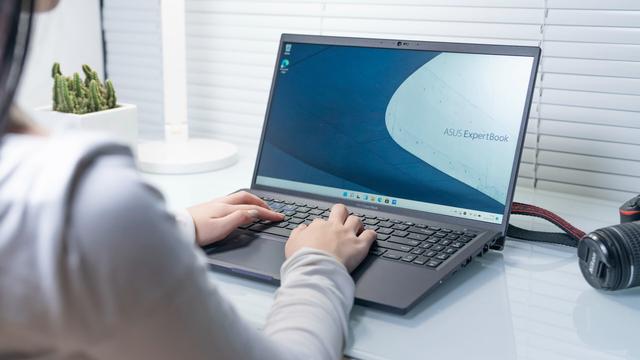 办公笔记本电脑推荐，商务办公笔记本电脑推荐（2022款华硕破晓2轻薄笔记本电脑开箱）