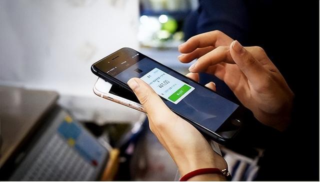 手机转账怎么转，手机转账怎么转账（有事没事可以多在手机银行里转账）