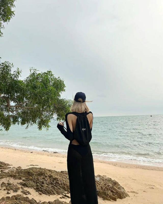 去海边拍照穿什么衣服好，去海边拍照穿什么衣服好看（Lisa晒海边随拍照）