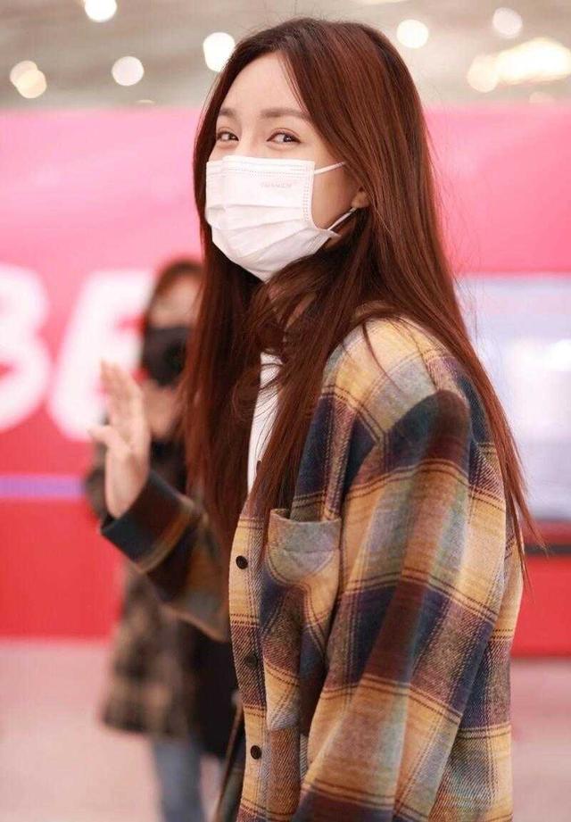 格子衬衫配什么裤子，黑色格子衬衫配什么裤子（格纹衬衫配牛仔裤走机场）