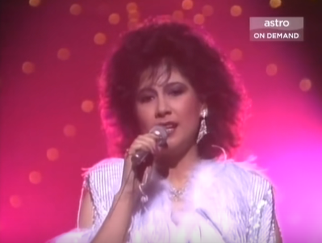 关正杰 - 天籁...星河传说歌词是什么，关正杰金山梦主题曲（香港十大劲歌金曲颁奖典礼-1984年度）