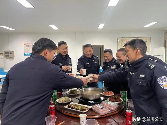 油焖尖椒的做法，油焖尖椒的做法不用（异地警的本地年……）