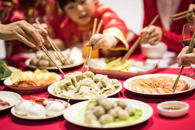 客厅餐桌怎么摆放，客厅餐桌怎么摆放好看图片（餐桌选圆的还是选方的）