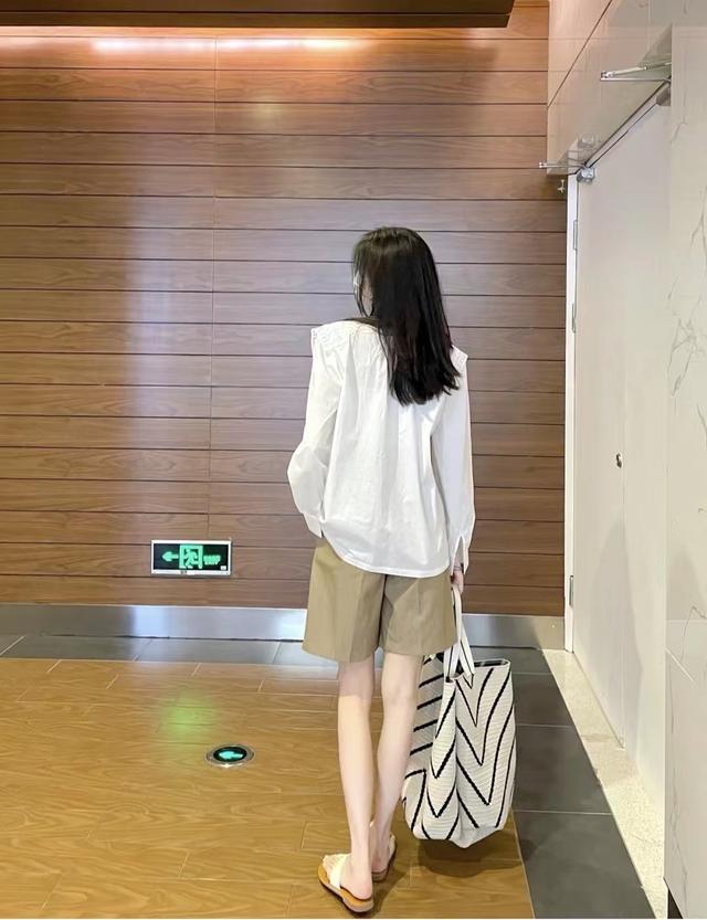 卡其色裤子配什么颜色鞋子，白色裤子配什么鞋子好看（卡其色短裤搭配什么颜色上衣好看）