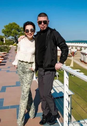 许晴最近近照曝光，穿蕾丝上衣有点撑的既视感