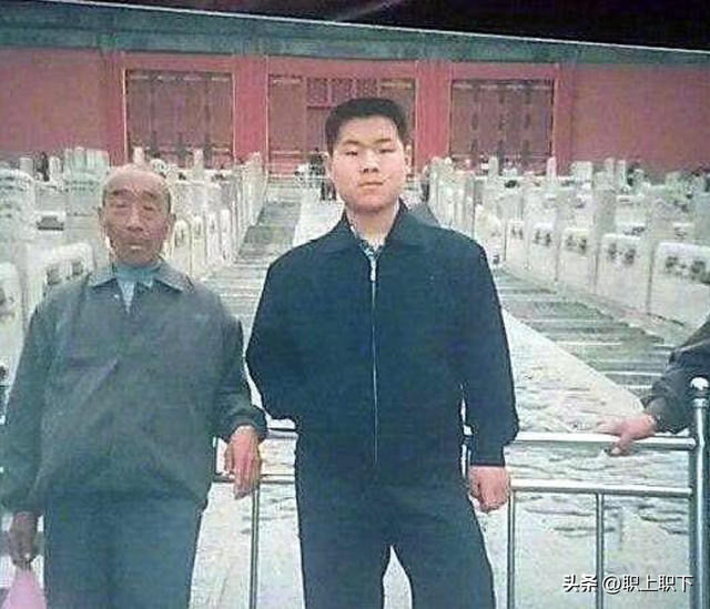 西单女孩上春晚，西单女孩哪年火的（85后农村人岳云鹏六次登上春晚）