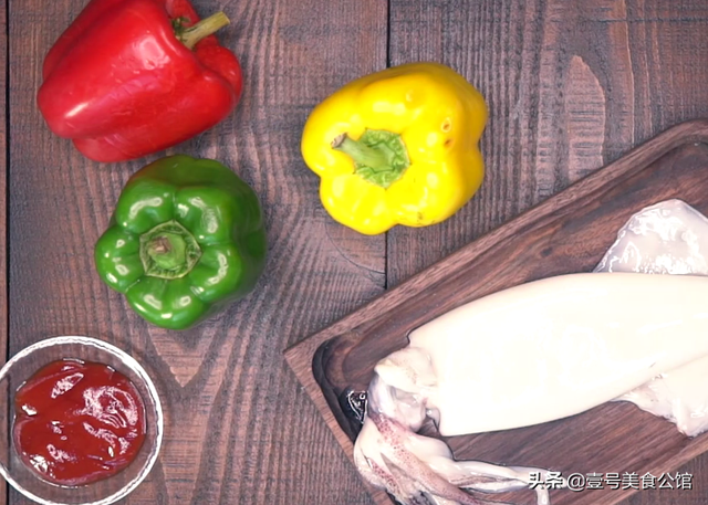 彩椒怎么做好吃，彩椒怎么做好吃又简单（鲜嫩鱿鱼搭配彩椒一起炒）