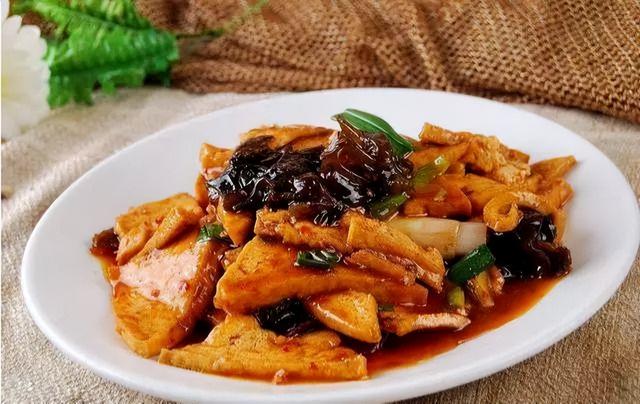 杏鲍菇要煮多久，捞在冷水中“备用”（杏鲍菇怎么做最好吃又简单 视频）