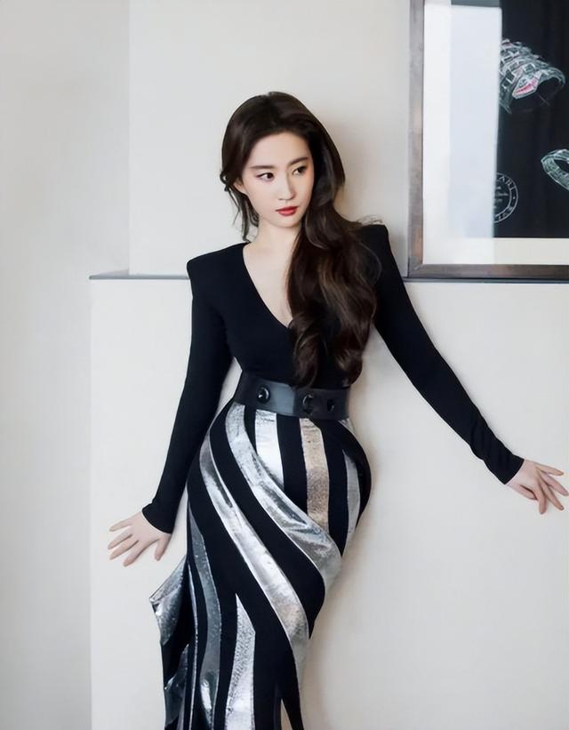 如今的刘亦菲依旧风采迷人，不管正面看还是背后看