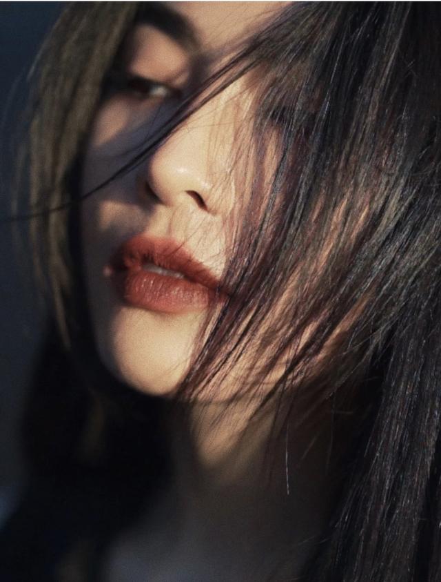 红棕色口红适合素颜吗，素颜用什么颜色的口红（皮肤暗黄的女生涂也显白）