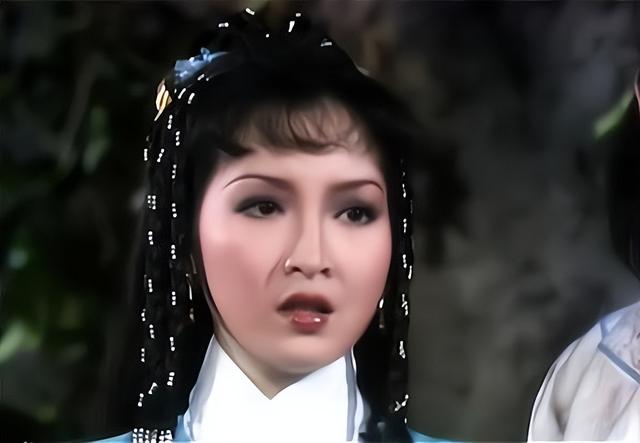 阿朱别尬演，她像苦情剧女主，她扮相又土又俗，她让人意难平
