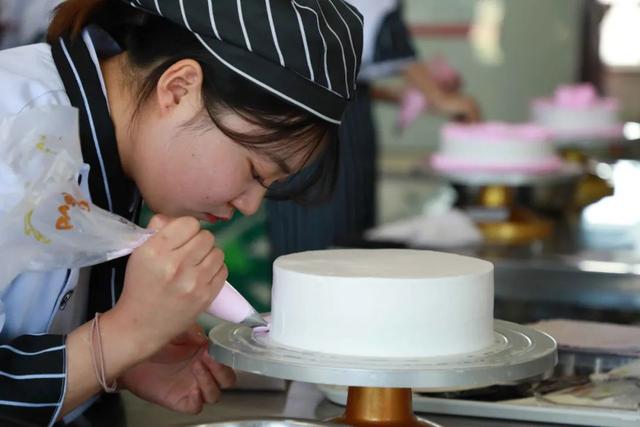 烘培入门，专业的烘焙培训学校解答（烘培入门书）