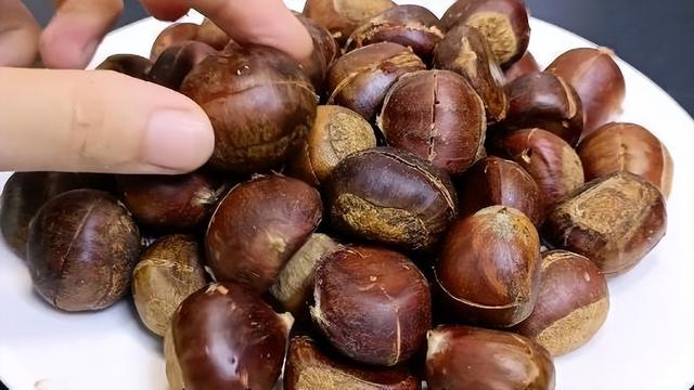 怎样把板栗从树上取下来—怎样得到好的板栗，板栗怎么取出来（板栗快速去壳的小妙招）