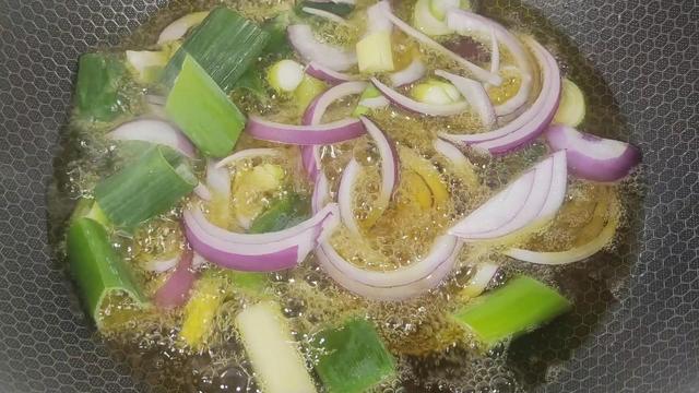 豆酱的做法，鸡蛋黄豆酱的做法（日销700份的炸酱秘方）