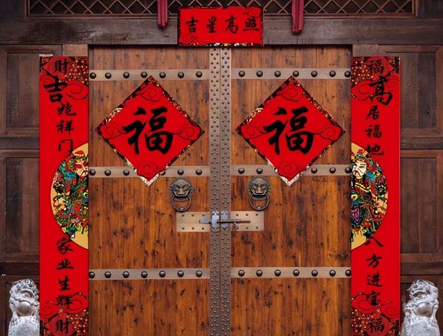 春节习俗贴春联，春节贴春联的由来和习俗（贴春联大有讲究）