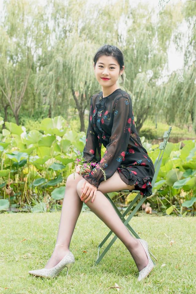 黑色纱裙怎么搭配上衣图片，黑色纱裙怎么搭配上衣（可以搭出小仙女的感觉）