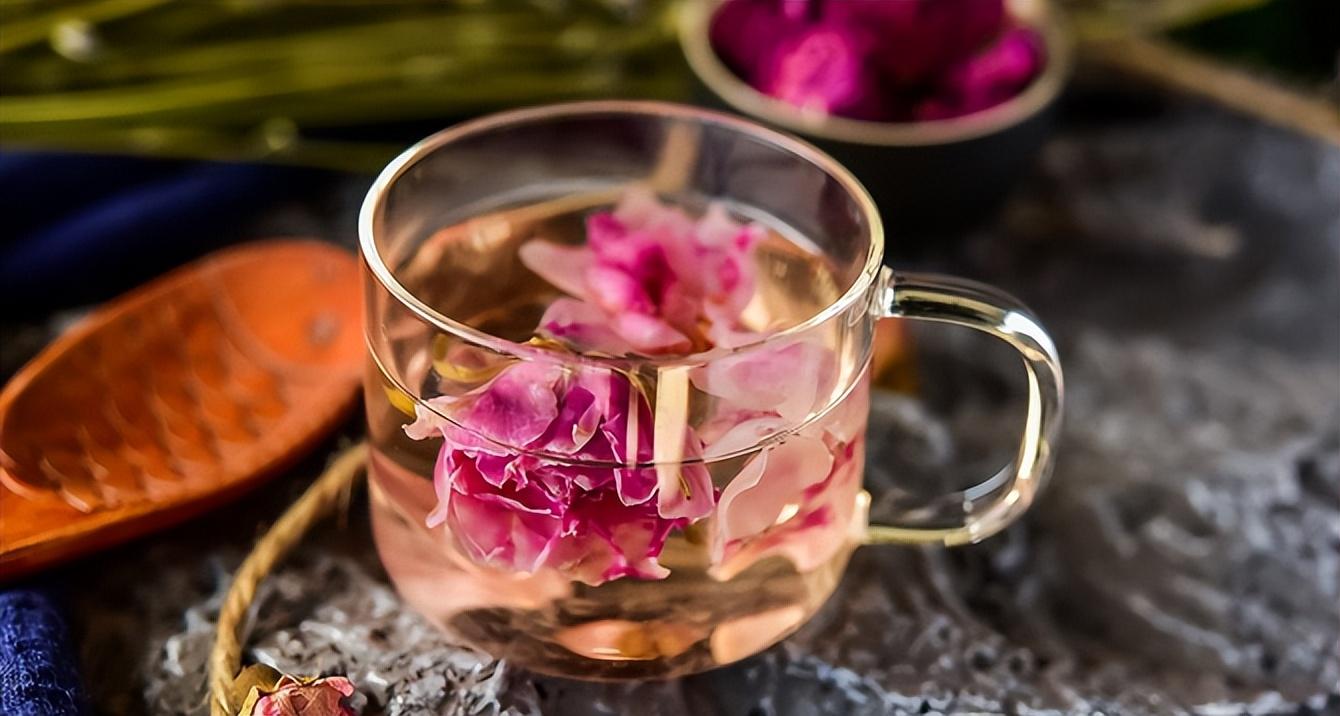适合女性长期喝的花茶，玫瑰花泡水喝竟有6个害处（建议常喝5款“养颜茶”）