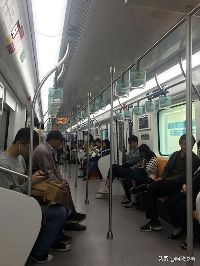 韩国地铁和火车公用站台，坐火车去天安，再坐地铁返回，对比一下