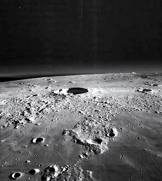 月球有水吗，官方警告不要抬头看月亮（科学家发现有大量的水来源）