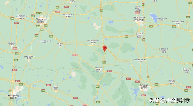 陨石为什么会坠落，陨石为什么会坠落地球而不是太阳（陨石真比黄金值钱吗）