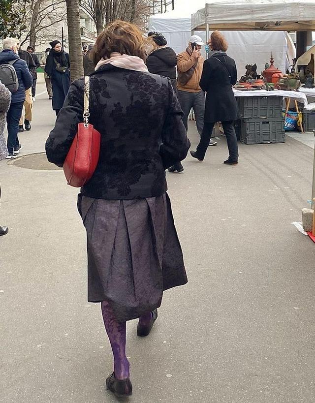 穿裙子里边穿啥，一般女的穿裙子里面穿啥（穿裙子不会配丝袜、运动鞋）