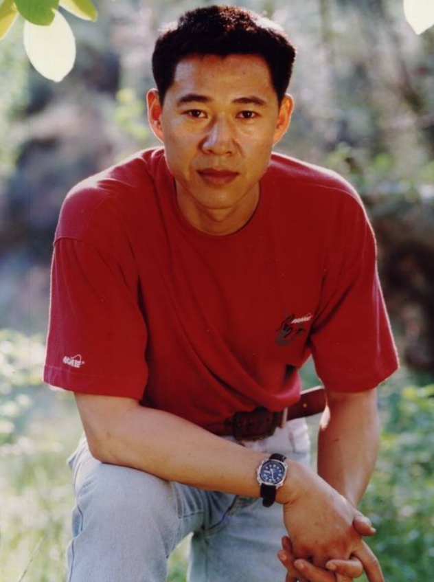 霍凡：嫁给大12岁张丰毅，结婚28年却不要孩子，她到底图什么？