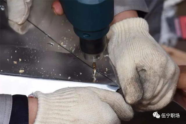 抡大锤是什么工作，抡大锤叫什么（铆工是什么职业）