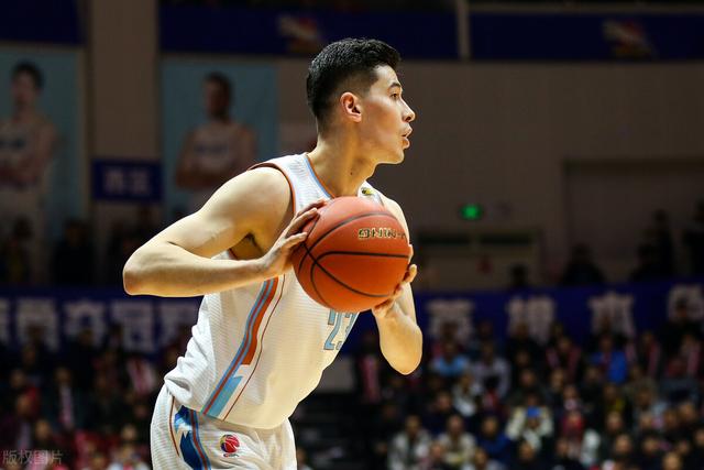 三秒违例图解，进攻3秒是什么意思（阿不都与于德豪6犯被罚下）