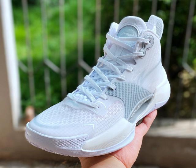 李宁篮球鞋怎么样，李宁和安踏哪个好（李宁做了一双更强的“超轻”篮球鞋）