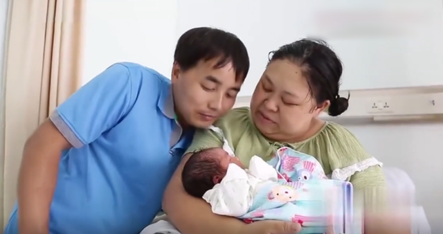 怀孕七个月胎儿图，怀孕7个月的胎儿什么样子（医生扒开脂肪层抱出7斤重的男婴）