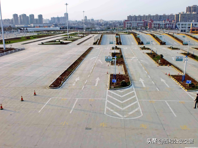 科目二半坡起步，科目二考试半坡起步技巧（科目二上坡起步要不要踩油门）