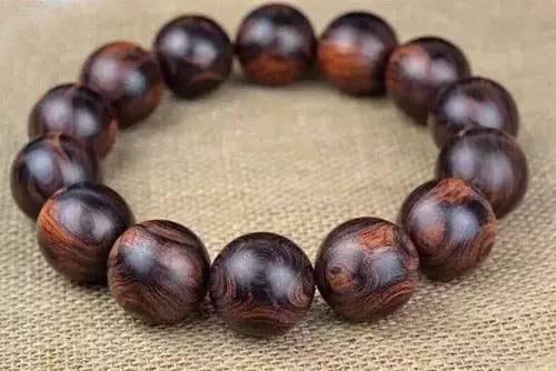 牛角手串怎样盘玩和保养，牛角手串怎么包浆（最适合男士戴的8种手串）