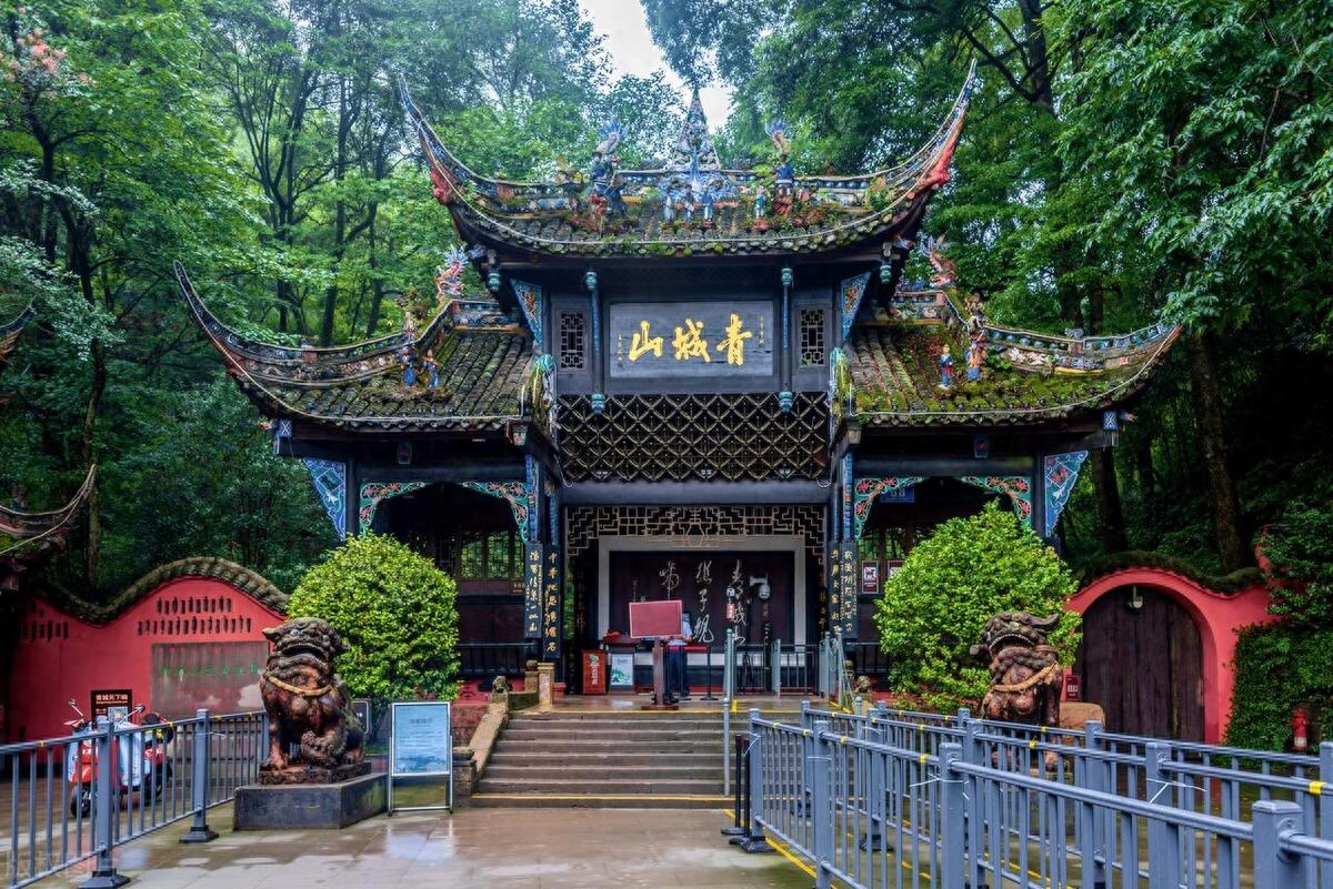 成都有哪些好玩的旅游景点（去成都耍应该去哪里游玩）