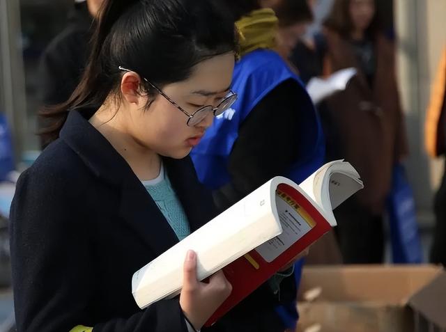 深圳市公务员待遇，深圳公务员年收入多少（不同省市公务员待遇排名出炉）