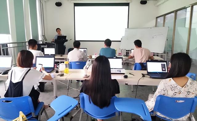 高薪工作有哪些，适合女生的高收入工作有哪些（转行it薪资能拿多少）