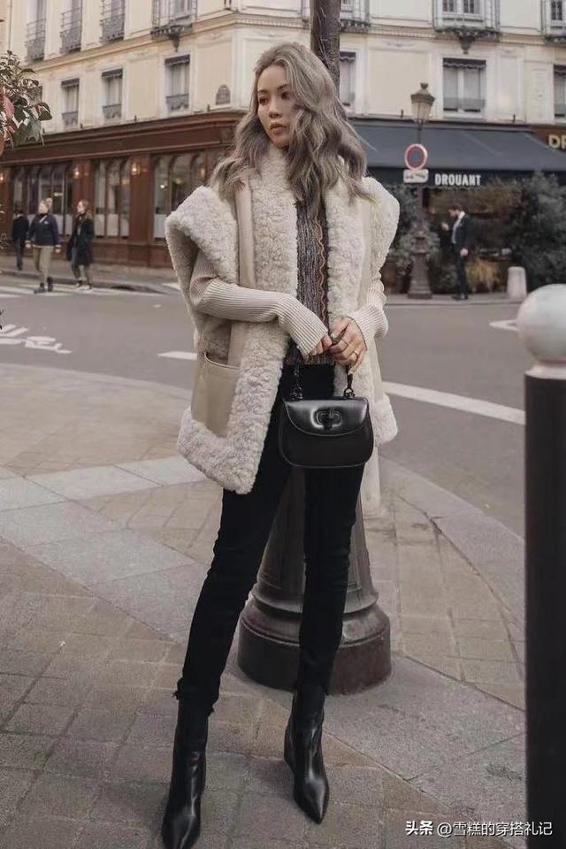 羊羔毛外套怎么搭，羊羔毛外套怎么搭配好看不臃肿穿搭技巧图（今年流行的“羊羔毛外套”洋气显瘦）