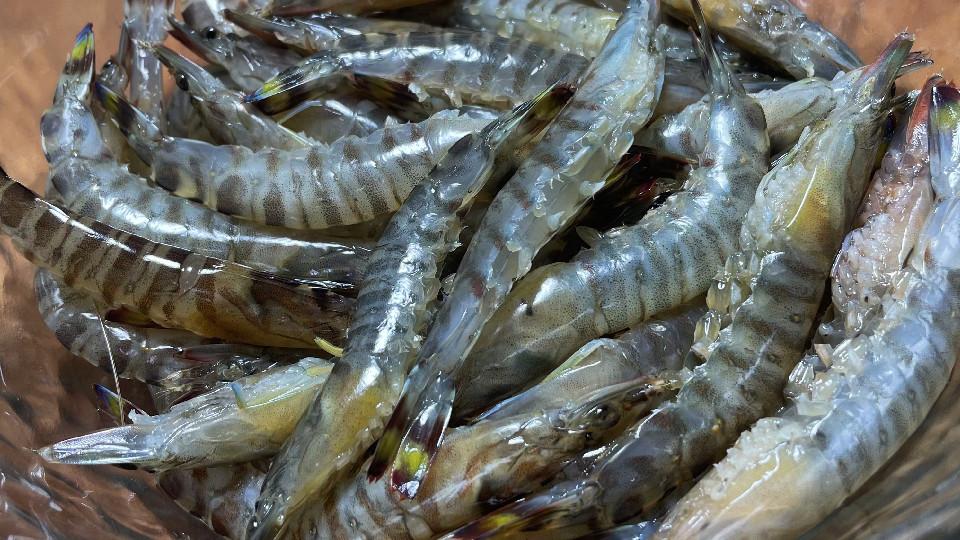 虾怎么煮好吃，虾怎么煮好吃又营养（虾肉鲜嫩入味又好吃）