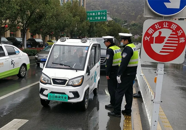 老年代步车需要驾照吗，开老年代步车需要考驾照吗（老年人驾驶老年代步车上路要驾照吗）