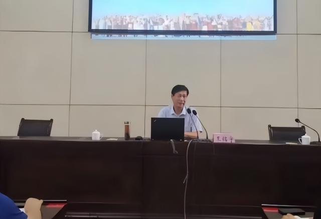 初中校长什么级别，学校校长什么级别（县高中校长属于公务员还是事业编）